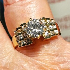 14kt GOLD RING 2 CT CUBIC ZIRCONIA, SIZE 9, 18 SIDE STONES, FACETED GEM ABOUT